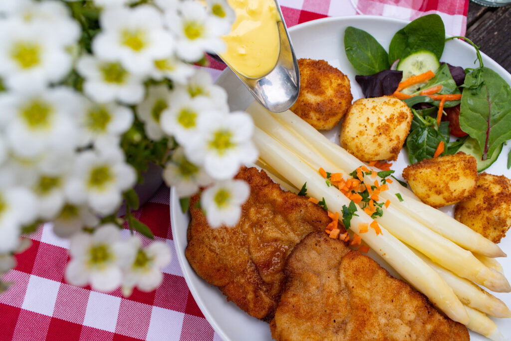 Spargel mit Schnitzel in Hannover Restaurant Steintormasch